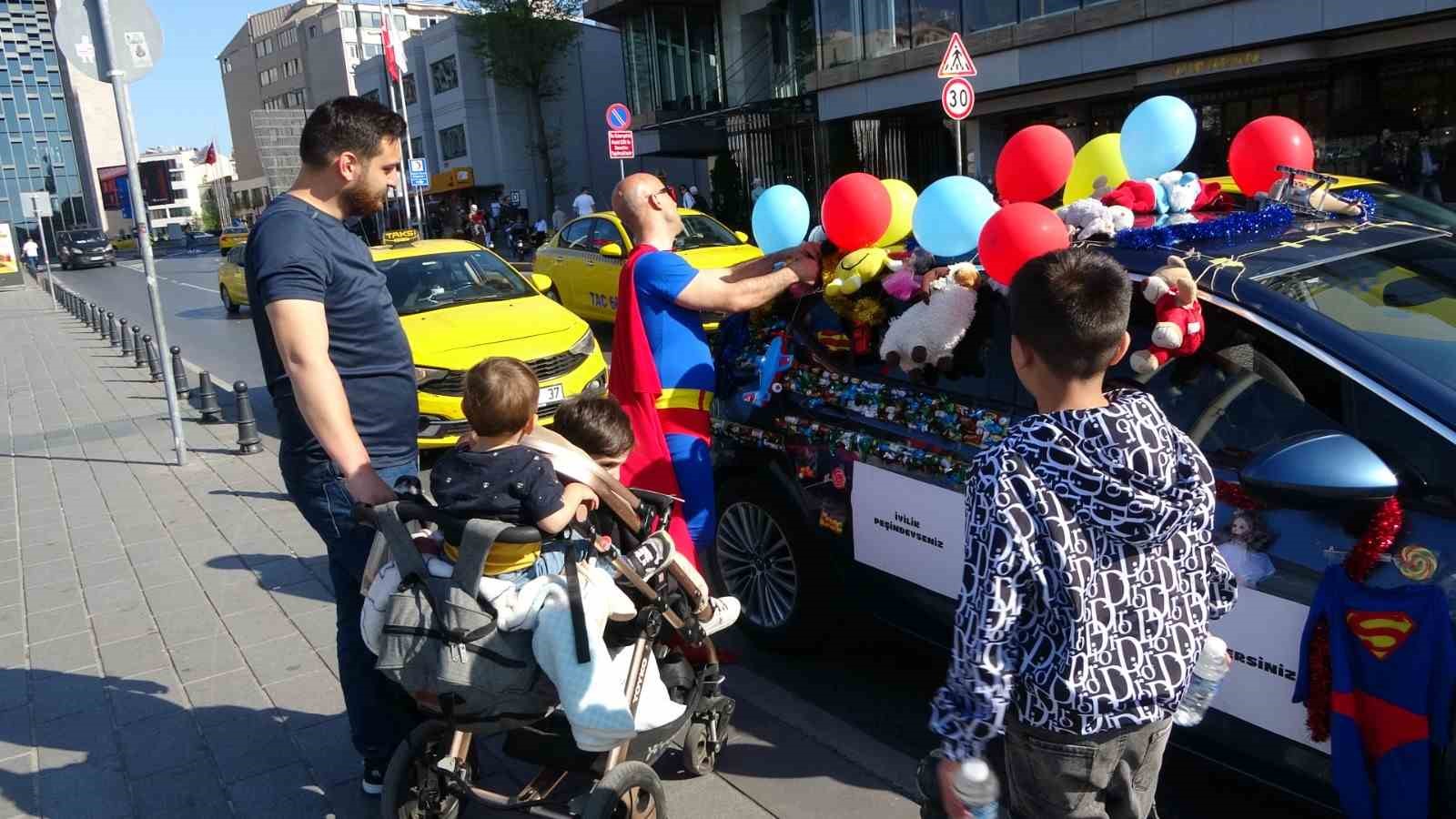 taksim’de arabasını şekerlemelerle donatan süpermen kostümlü adam çocukların ilgi odağı oldu