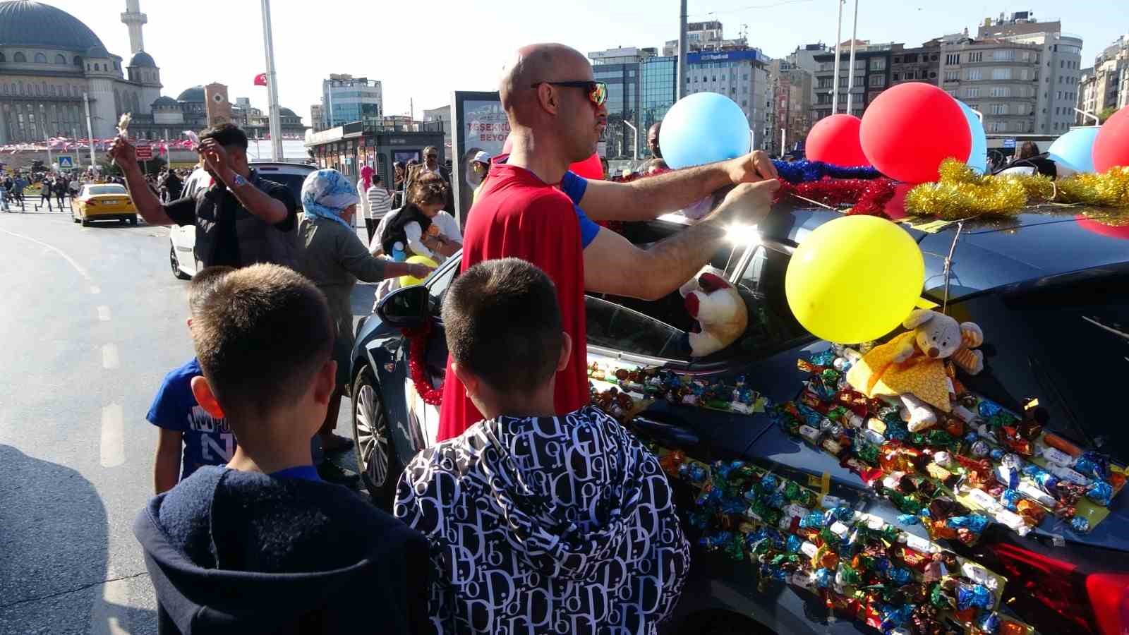 taksim’de arabasını şekerlemelerle donatan süpermen kostümlü adam çocukların ilgi odağı oldu