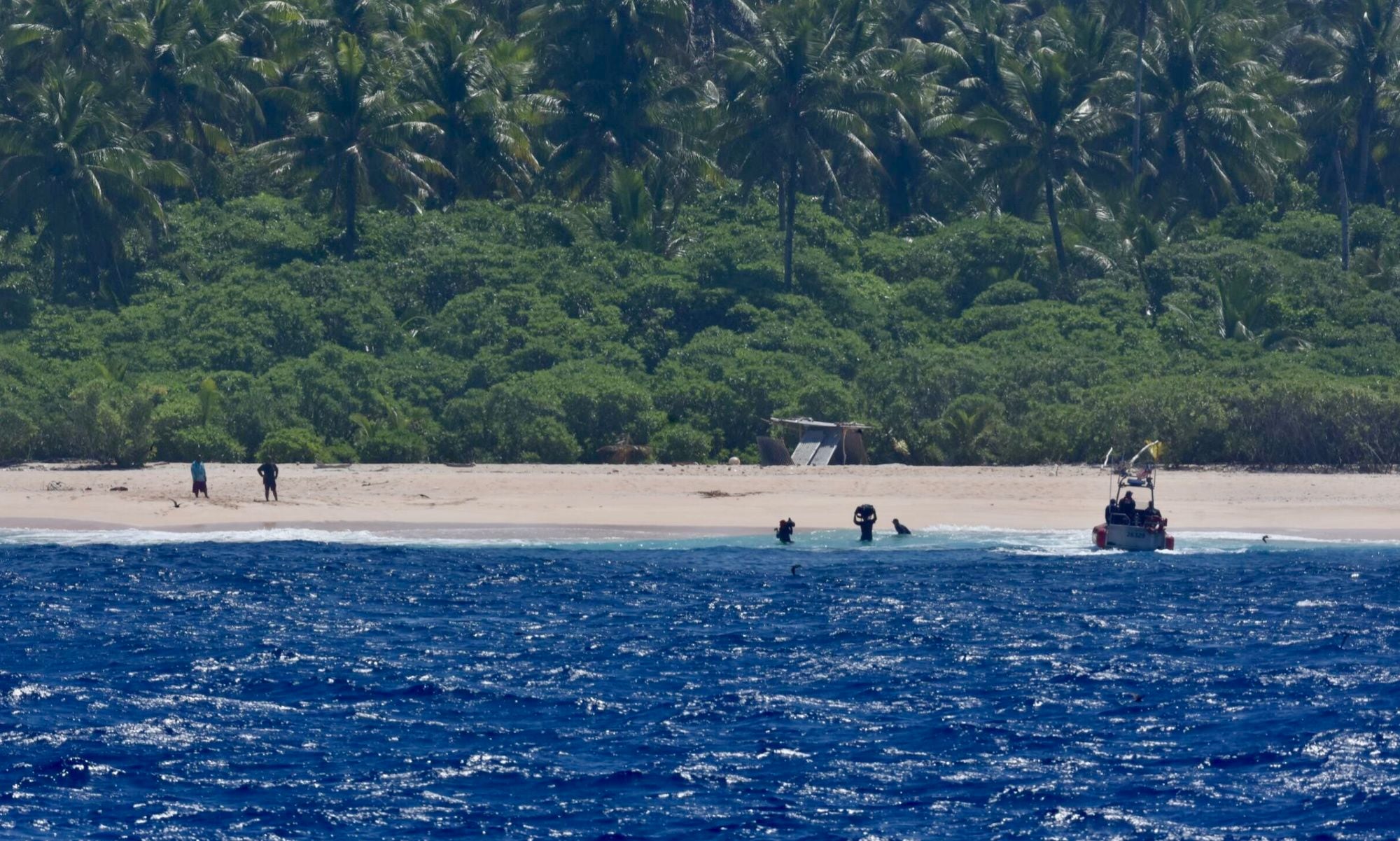 naufragio en el atolón: tres marinos rescatados en el pacífico tras pedir socorro con hojas de palmera