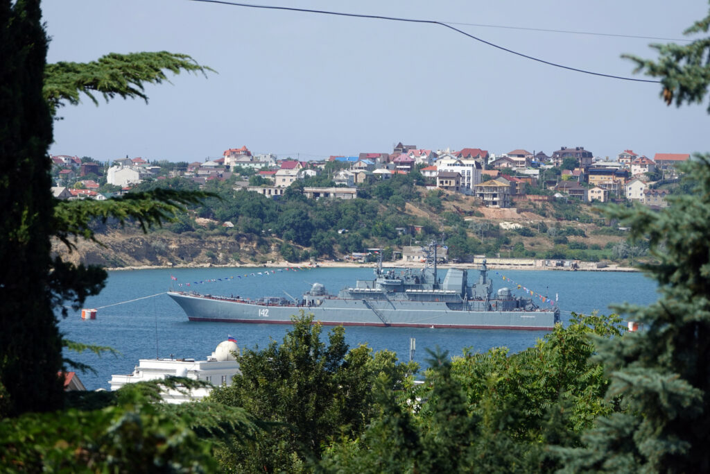 rusland beschuldigt vk van het helpen met aanvallen op zwarte zee