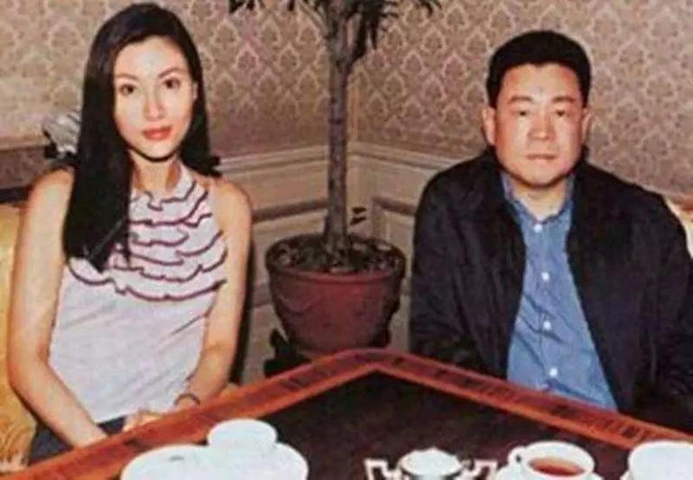 香港第一“小三”：嫁入豪门15年，把老公熬成了“爹”？