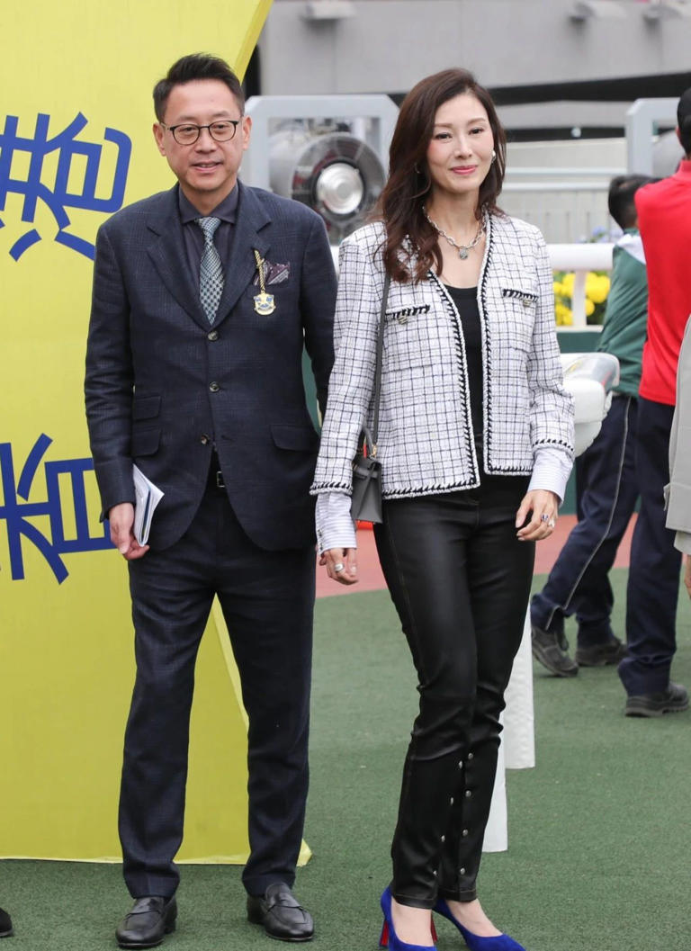 前段时间，香港女星李嘉欣同富豪老公许晋亨一起参加活动，两人牵着手同行，看起来仍是热恋期的男女。