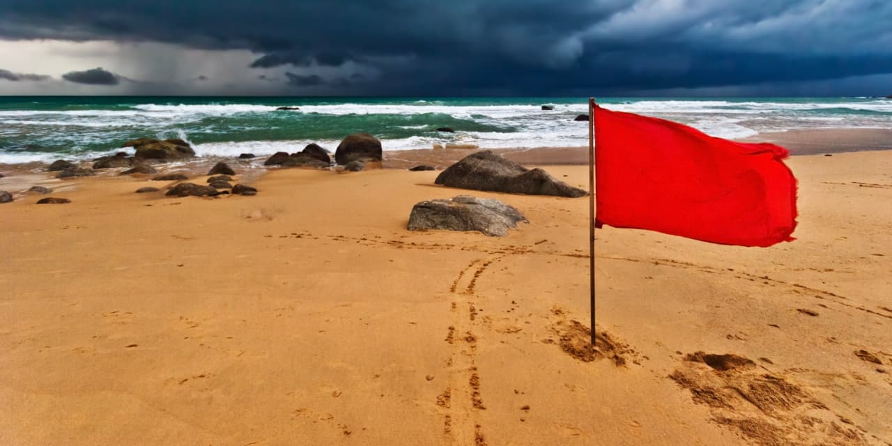 bearish insiders, bullish investors and global conflict are red flags for stocks