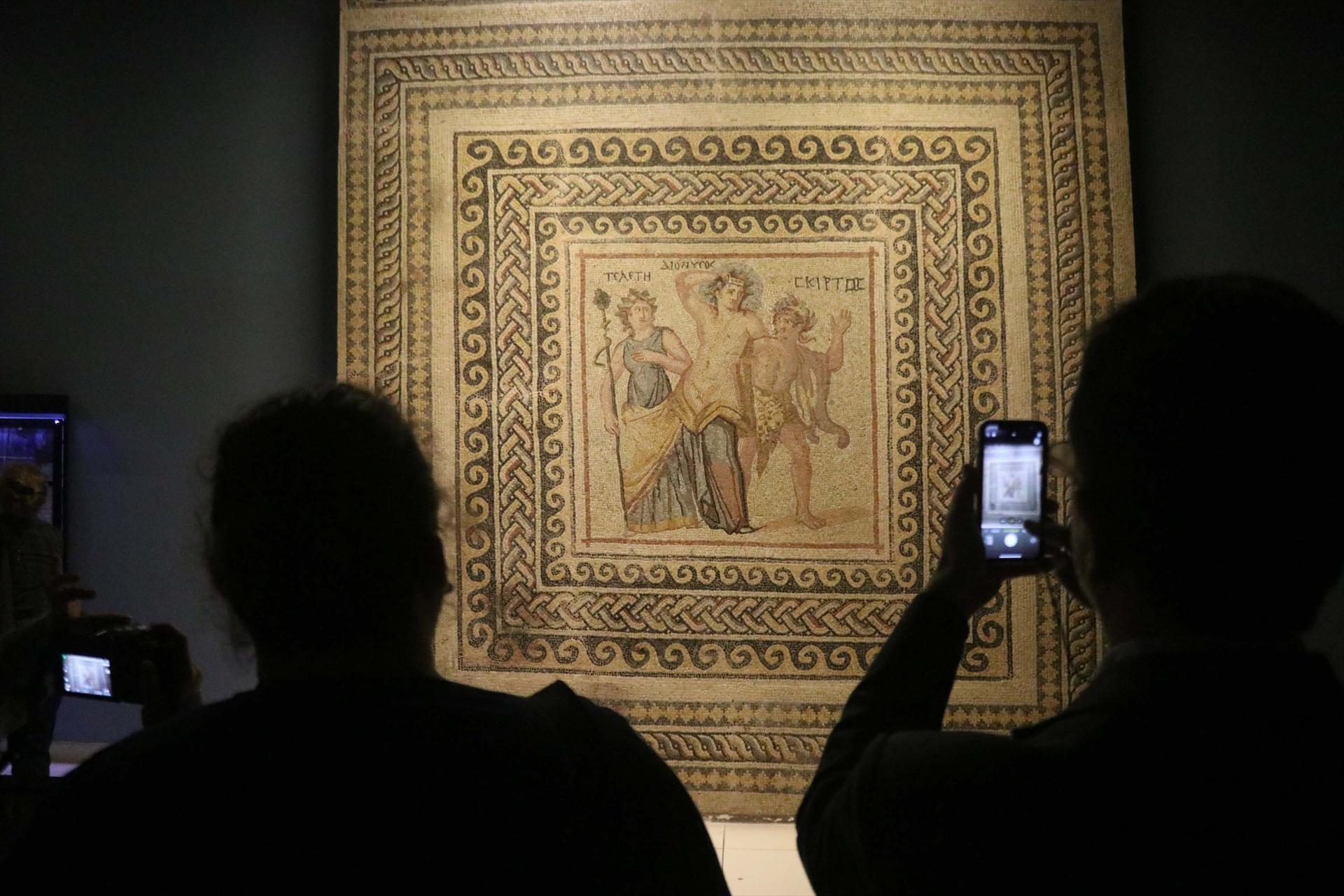 zeugma mozaik müzesi’nde günlük ziyaretçi rekoru kırıldı... tatilciler akın etti