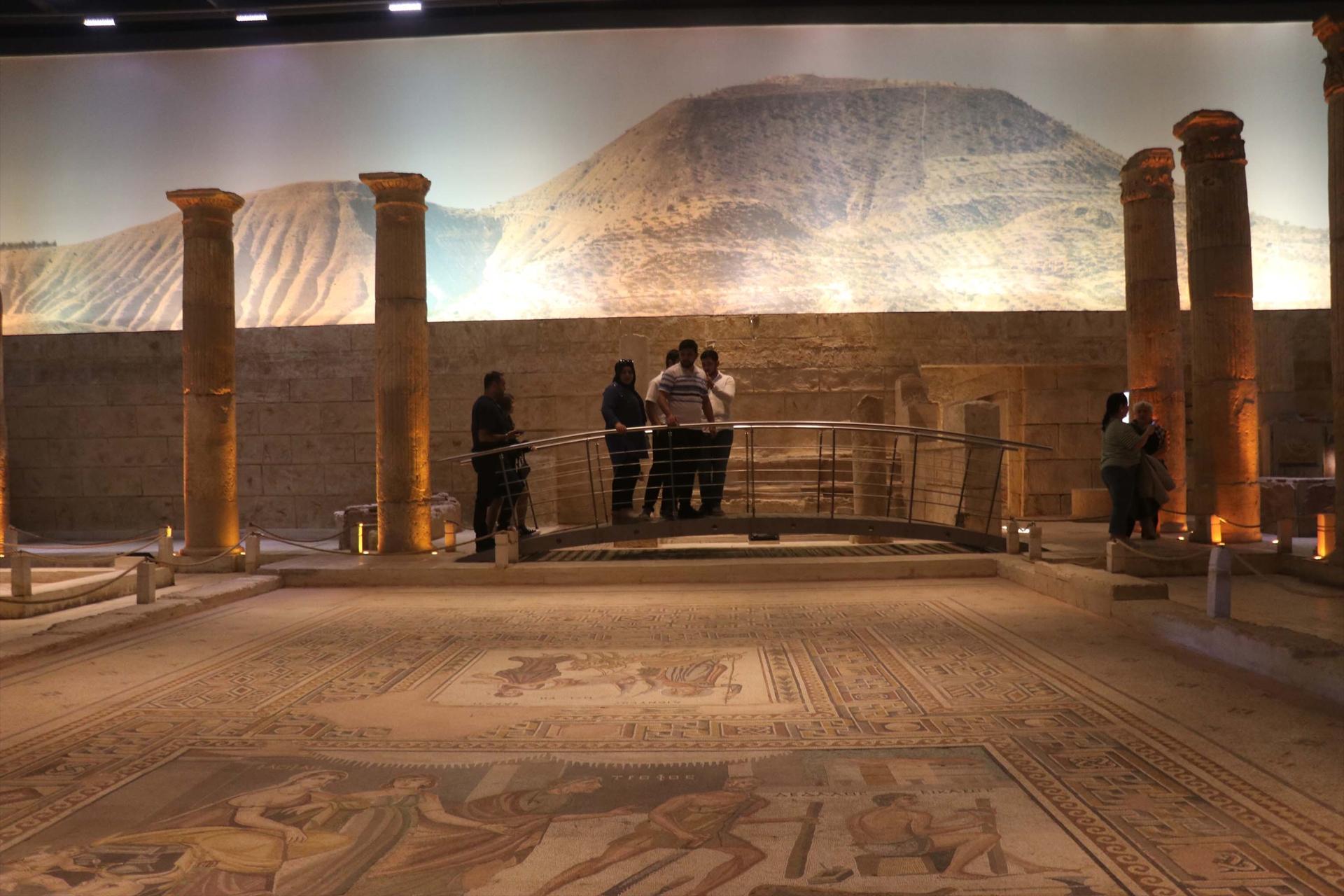 zeugma mozaik müzesi’nde günlük ziyaretçi rekoru kırıldı... tatilciler akın etti