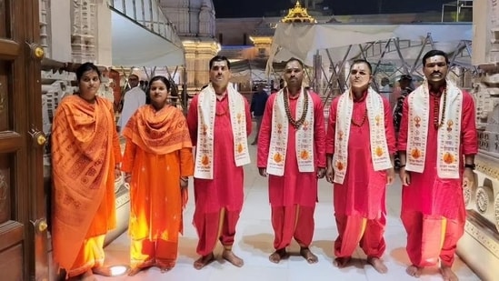 ‘condemnable’: akhilesh yadav slams up govt's deployment of cops dressed as priests in kashi vishwanath temple