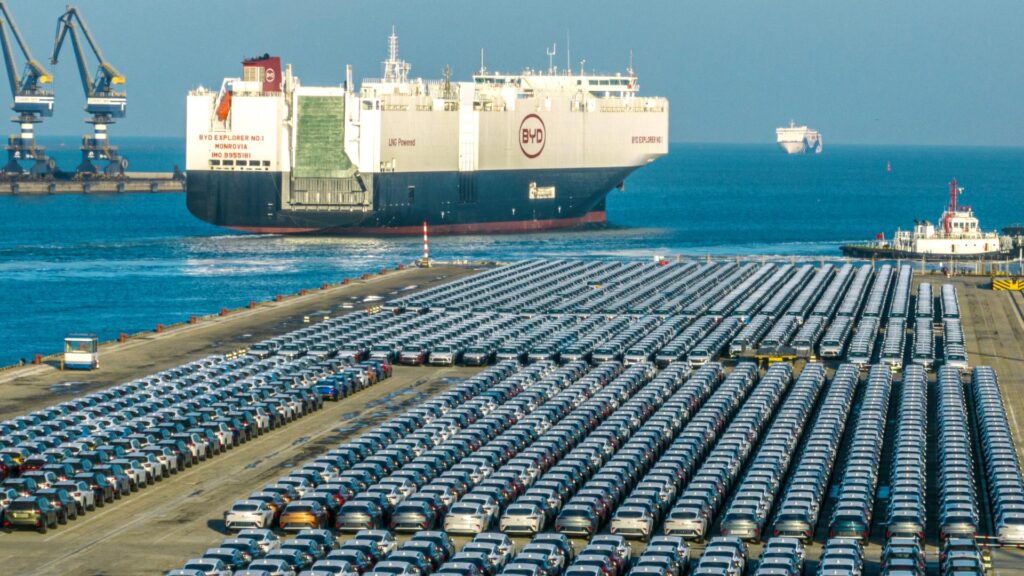 les ports européens sont encombrés de voitures électriques chinoises, mais pourquoi ?