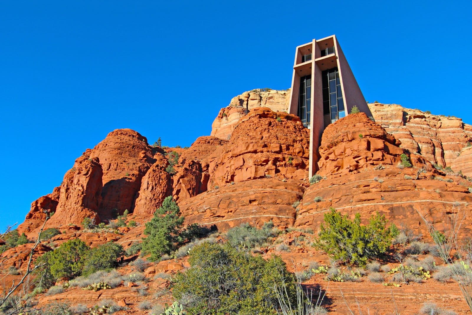 Image Credit: Shutterstock / cpaulfell <p><span>Sedona’s red rocks provide a dramatic backdrop for this chapel, which is built into the mountainside, offering breathtaking views and a peaceful space for meditation and prayer.</span></p>
