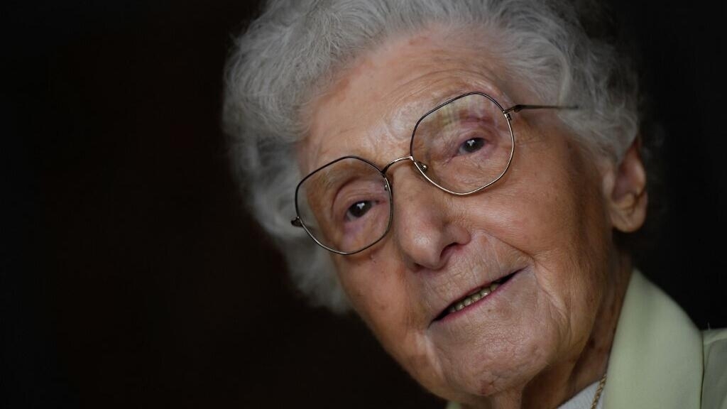 mélanie berger-volle, 102 ans, ancienne résistante, porteuse de la flamme olympique