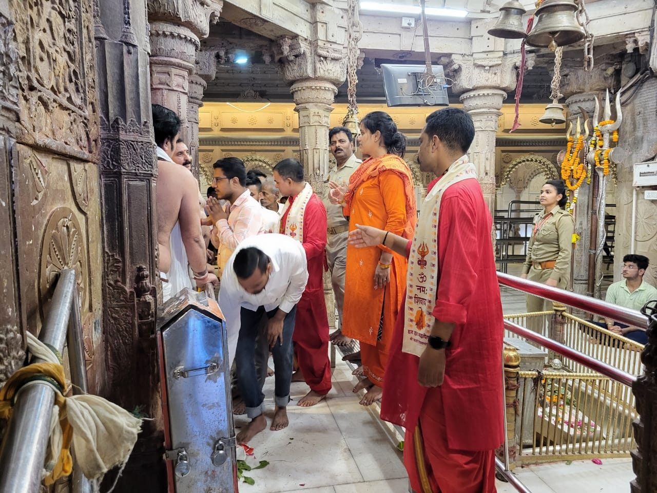 cops in priest attire at kashi temple, akhilesh yadav asks 'who gave orders?'