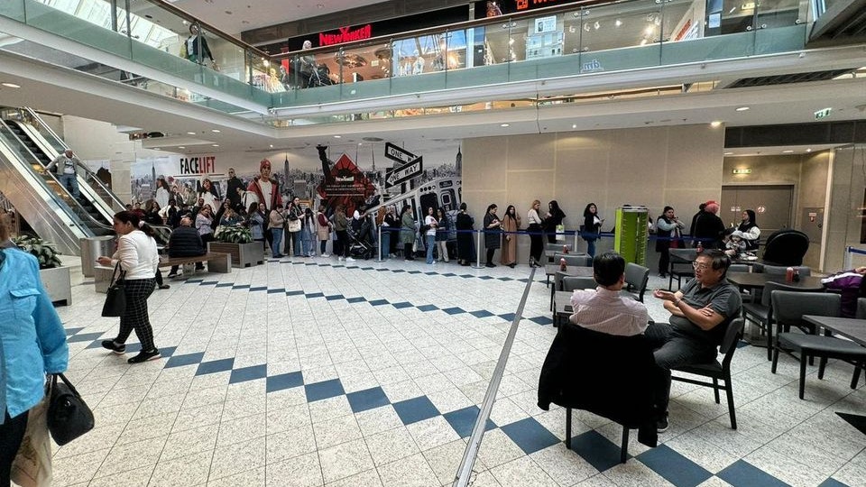 1-euro-aktion sorgt für riesen-schlange in wiener mall