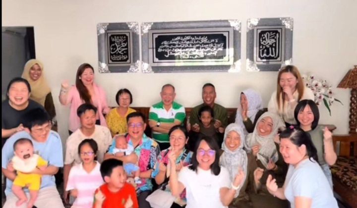 [watch] chinese colleagues travel far to celebrate hari raya with officemate