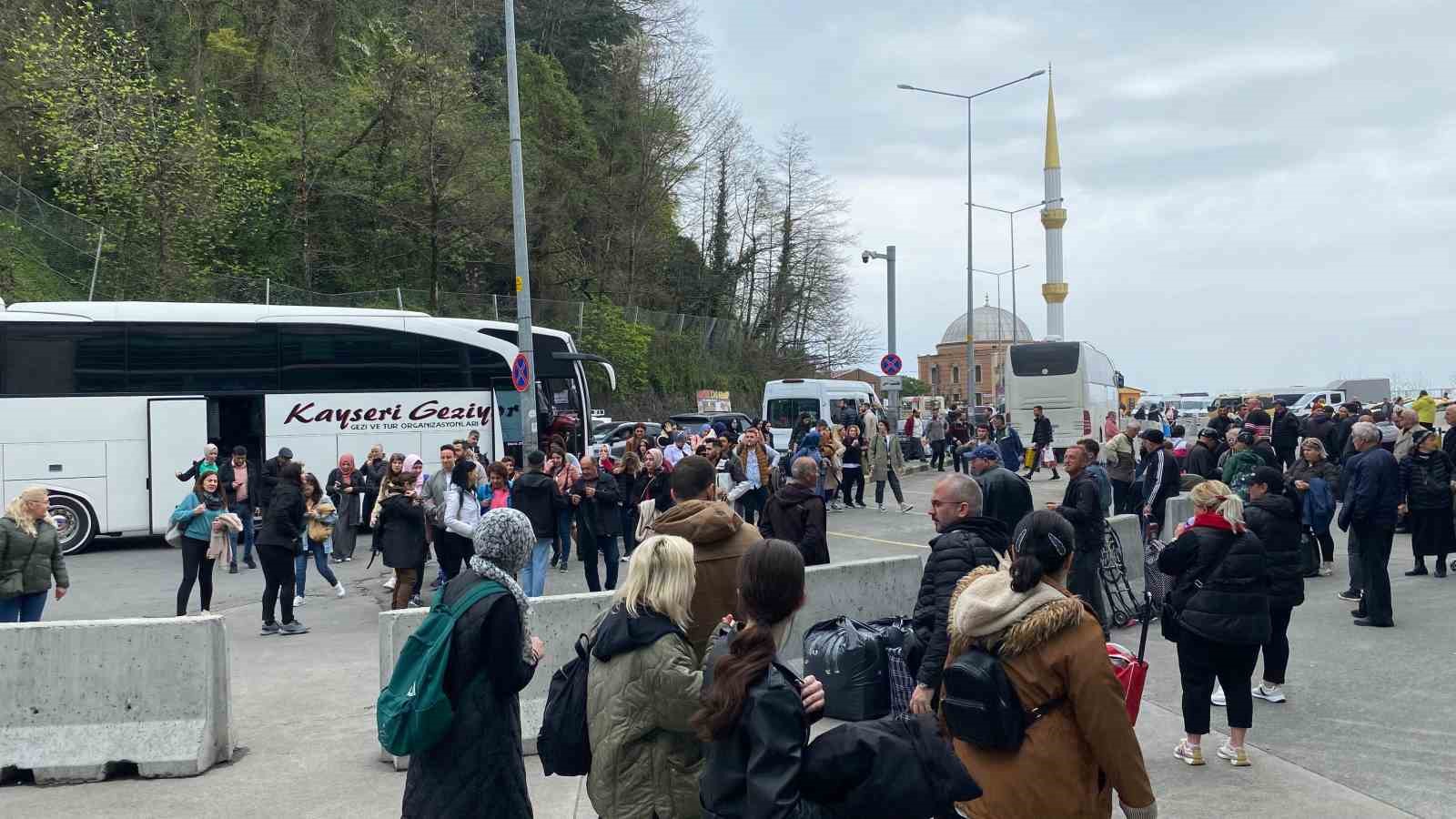 sarp sınır kapısı’nda bayram ilk iki gününde 44 bin yolcu giriş- çıkış yaptı
