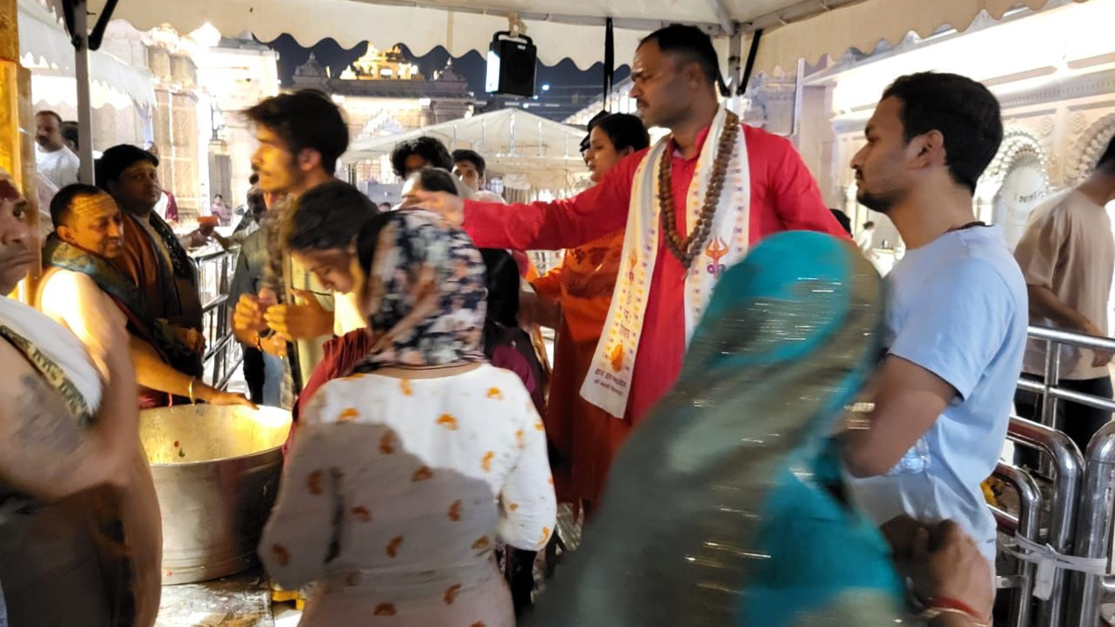 android, priests’ attire and tilak on forehead— varanasi police personnel posted at kashi vishwanath temple sport a makeover