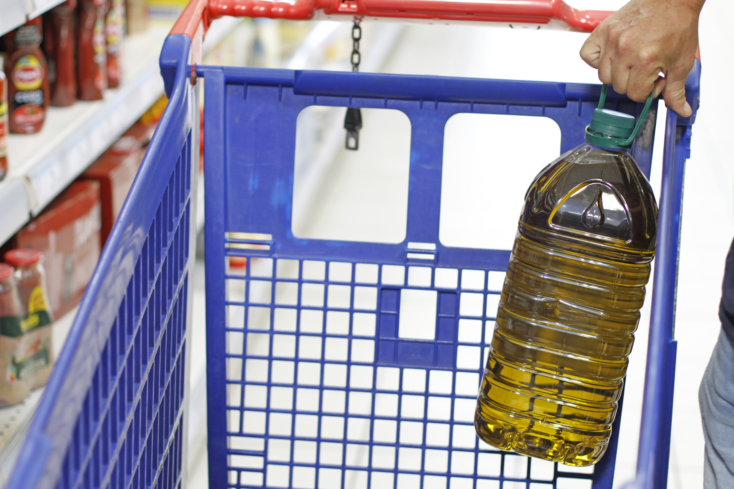 dos de los supermercados más conocidos rompen la barrera de los aceites de oliva más baratos