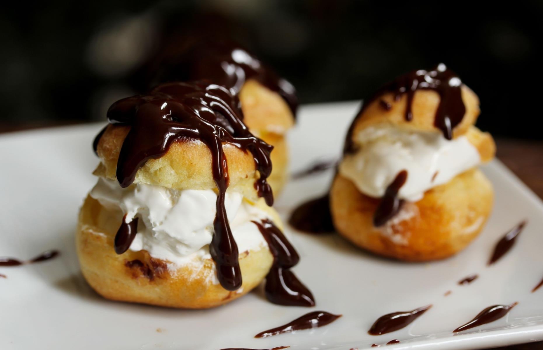 Профитроли пломбирные marcelo dolci. Профитроли (Profiteroles). Профитроли — les Profiterole. Торт из профитролей. Профитроли с кремом.