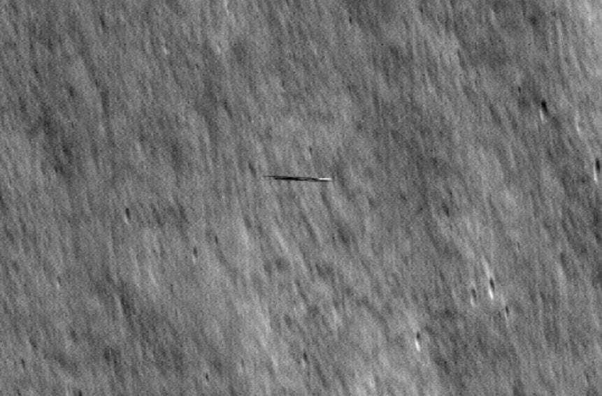 misterio resuelto: la nasa explica el origen de un sospechoso objeto no identificado captado en la luna