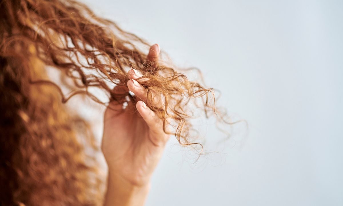 el poderoso truco que elimina el frizz del cabello al instante y de manera natural