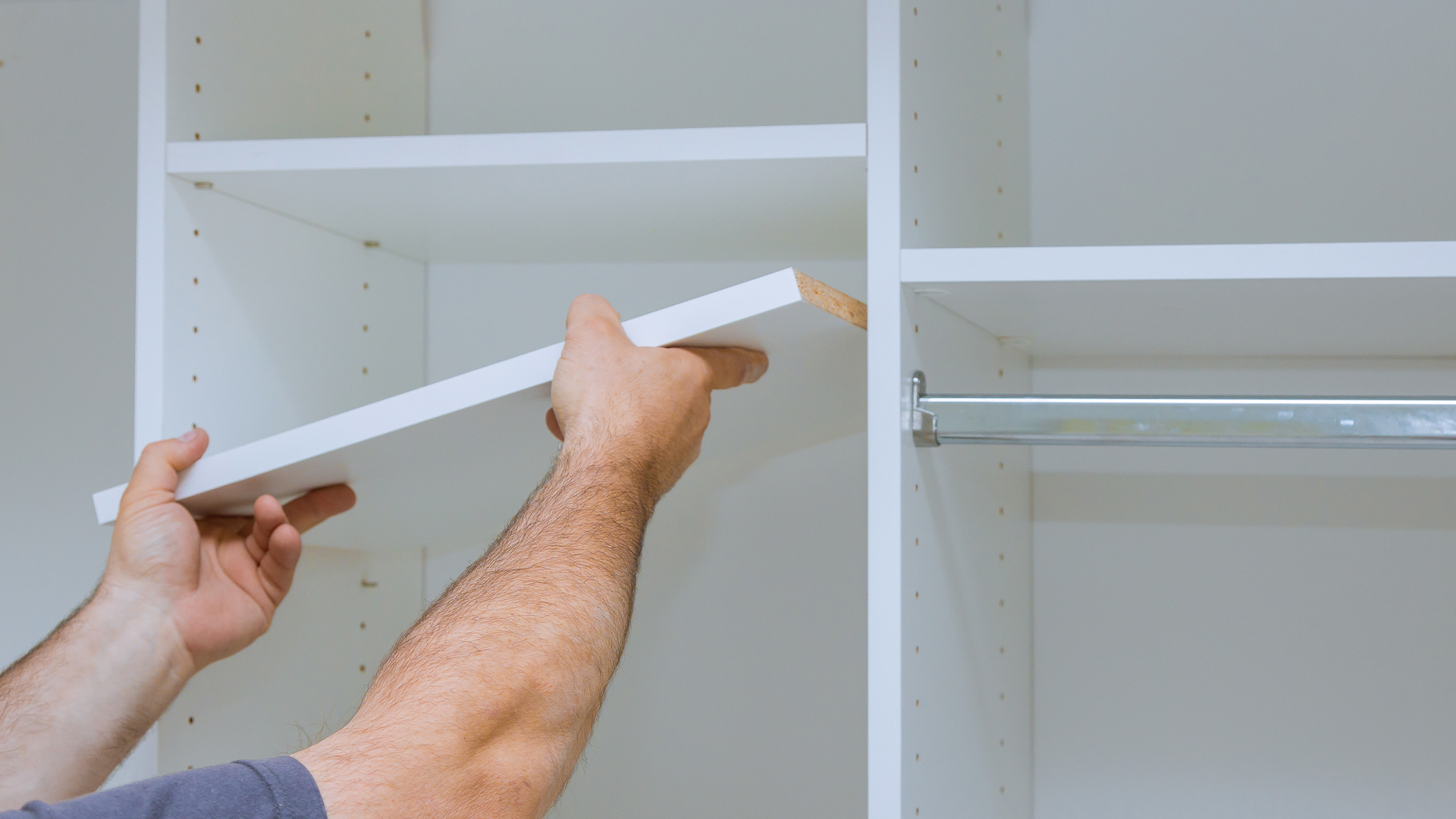 Монтаж мебели. Крепление полок в шкафу. Полки на стену. Крепёж для полок к стене. Крепление полок из дерева.