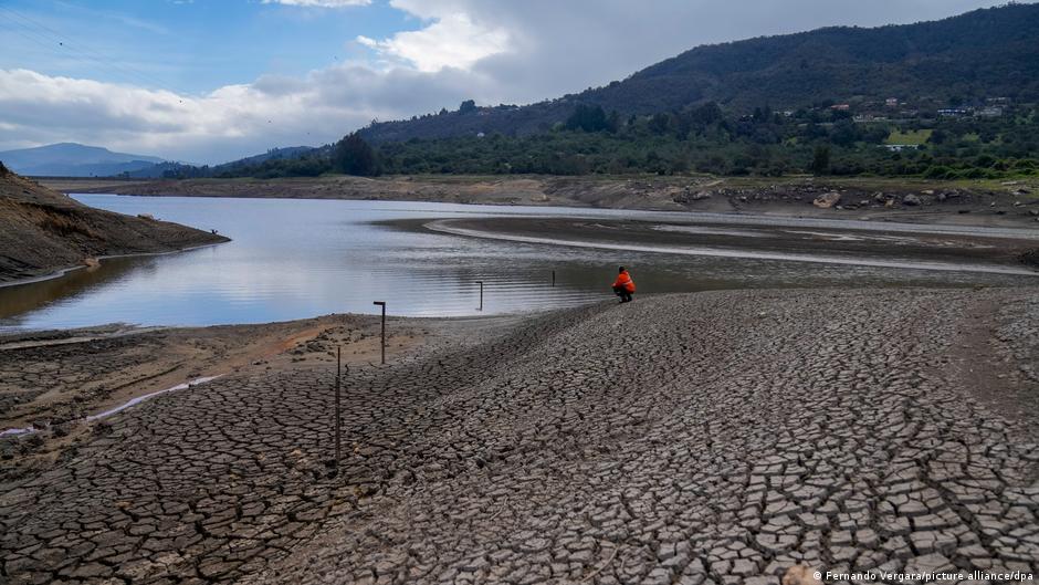 piden a colombianos ducharse en pareja por sequía que afecta a la capital