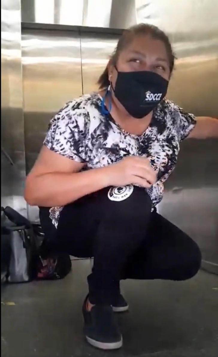 Video Enfermera Del Imss Queda Atrapada En Un Elevador Y Arremete