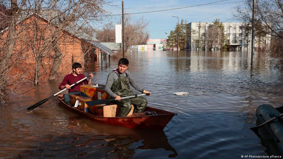 russia floods: 'critical' mass evacuations ordered