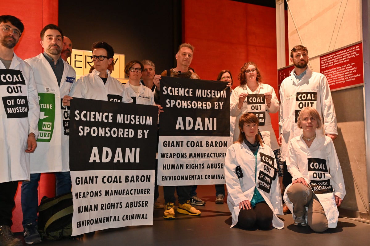 chris packham joins extinction rebellion in science museum sponsor protest
