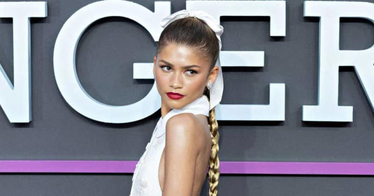 Zendaya Hilariously Struggles to Sit Down at 'Challengers' Event ...