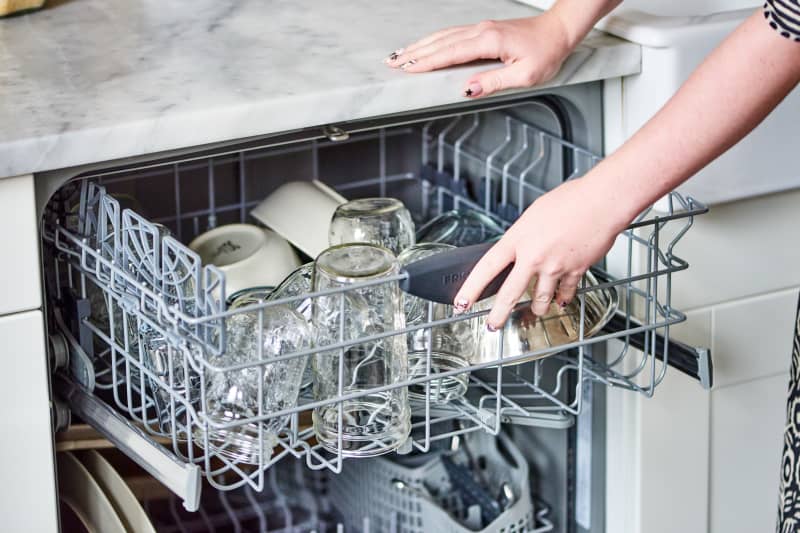 Why I Always Put a Cup of Vinegar in the Top Rack of My Dishwasher ...