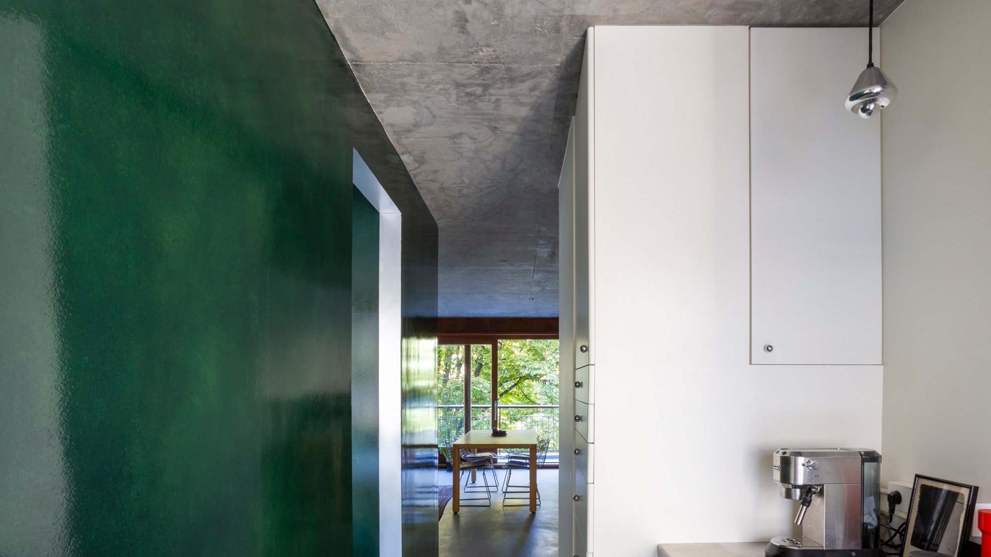brutalismus im grünen: so cool und hell wirkt eine 47-quadratmeter-wohnung nach dem umbau