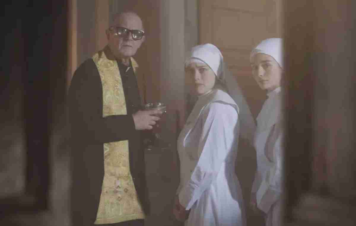 reklame med nonner, der modtager pommes frites i stedet for nadverbrød, skaber vrede blandt katolikker