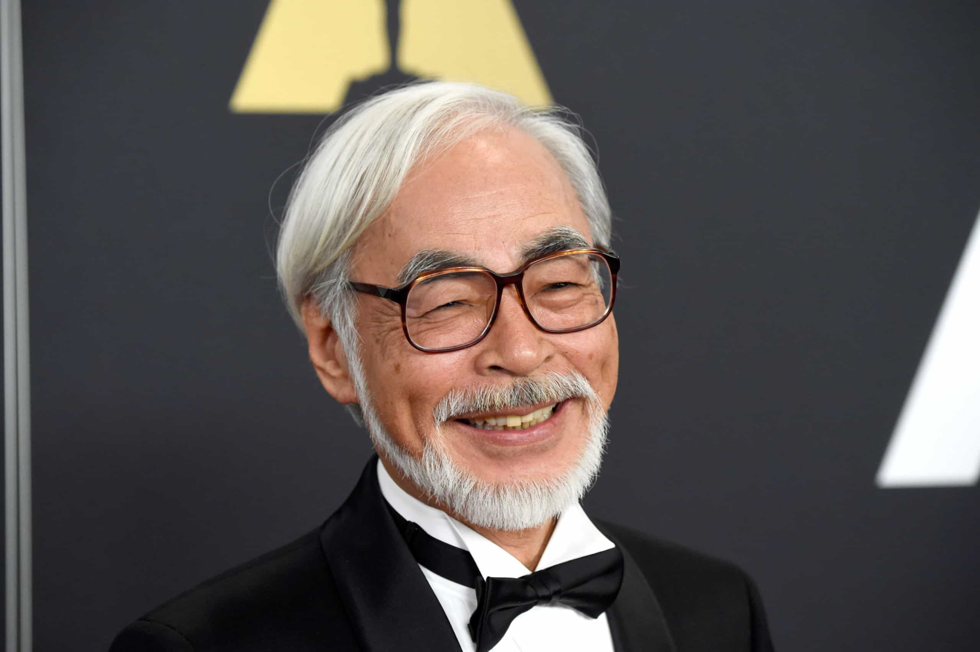 <p>Né à Tokyo le 5 janvier 1941, Hayao Miyazaki est le visage du Studio Ghibli depuis sa création et a réalisé la grande majorité des meilleurs films du studio.</p><p>Tu pourrais aussi aimer:<a href="https://www.starsinsider.com/n/147042?utm_source=msn.com&utm_medium=display&utm_campaign=referral_description&utm_content=518527v2"> La mort de ces personnages de série nous a brisé le cœur</a></p>