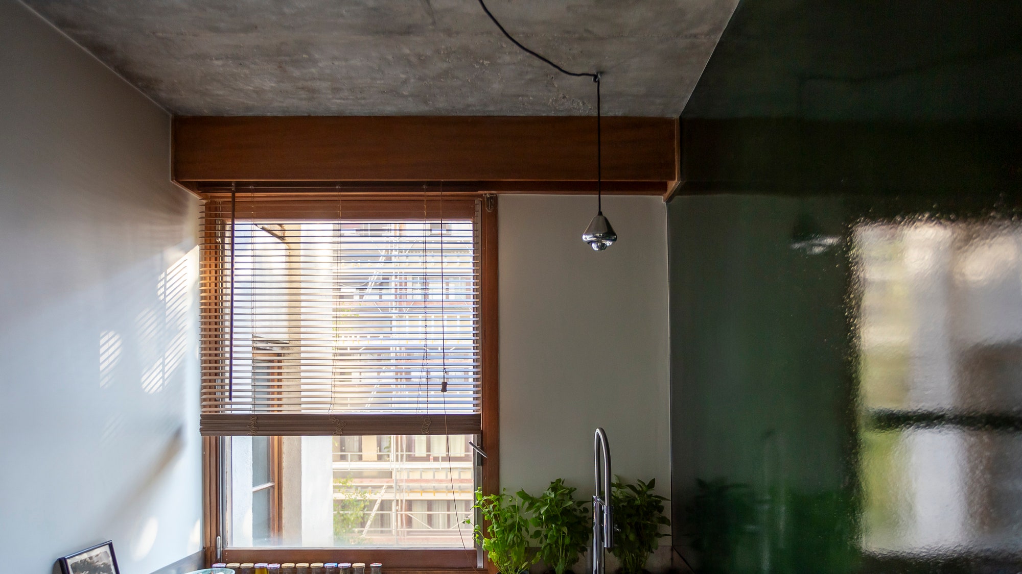 brutalismus im grünen: so cool und hell wirkt eine 47-quadratmeter-wohnung nach dem umbau