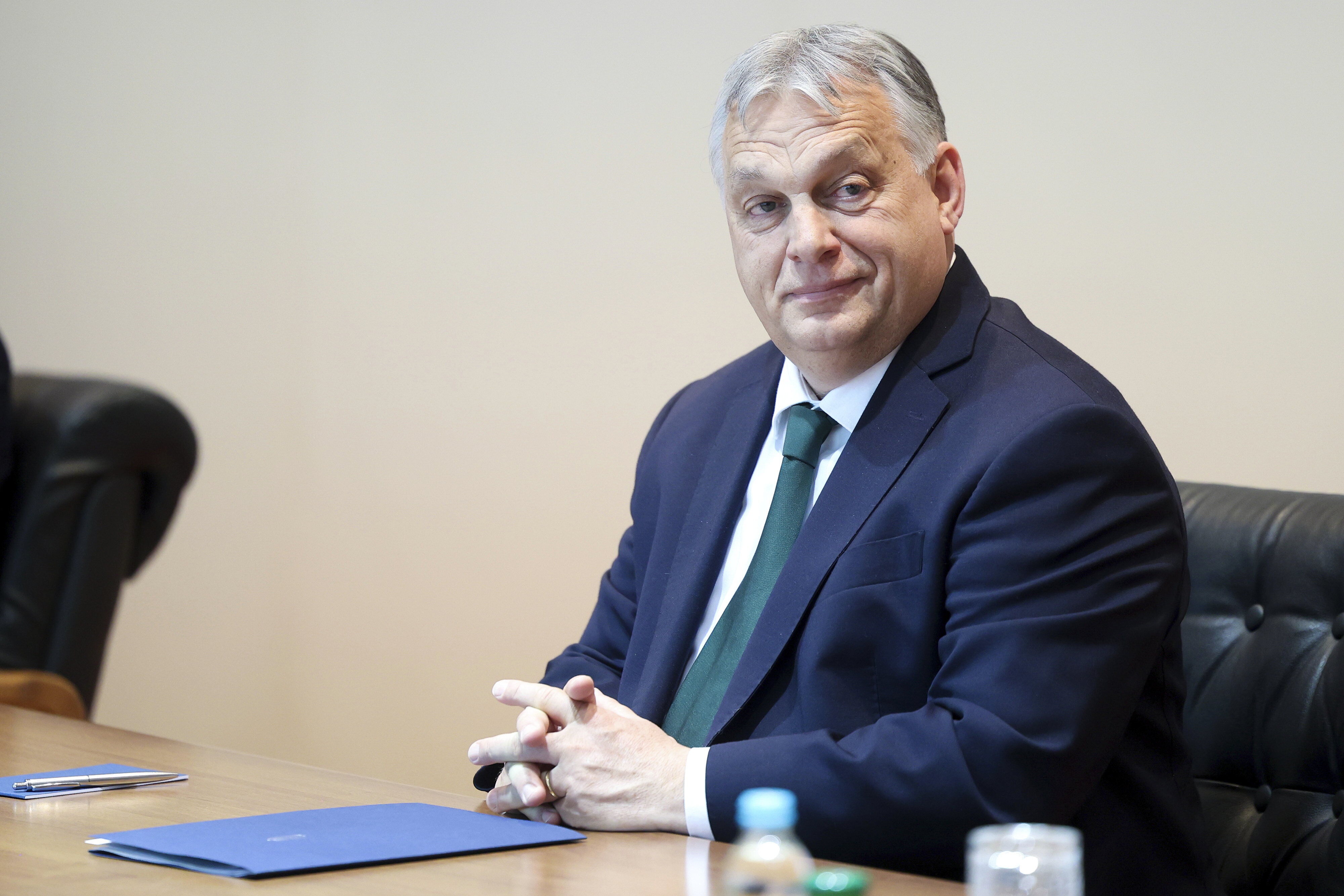 rachat d’euronews : des proches du populiste hongrois viktor orbán impliqués dans la transaction