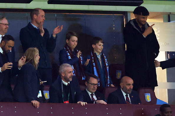 el príncipe william se escapa con su hijo george a un partido de fútbol