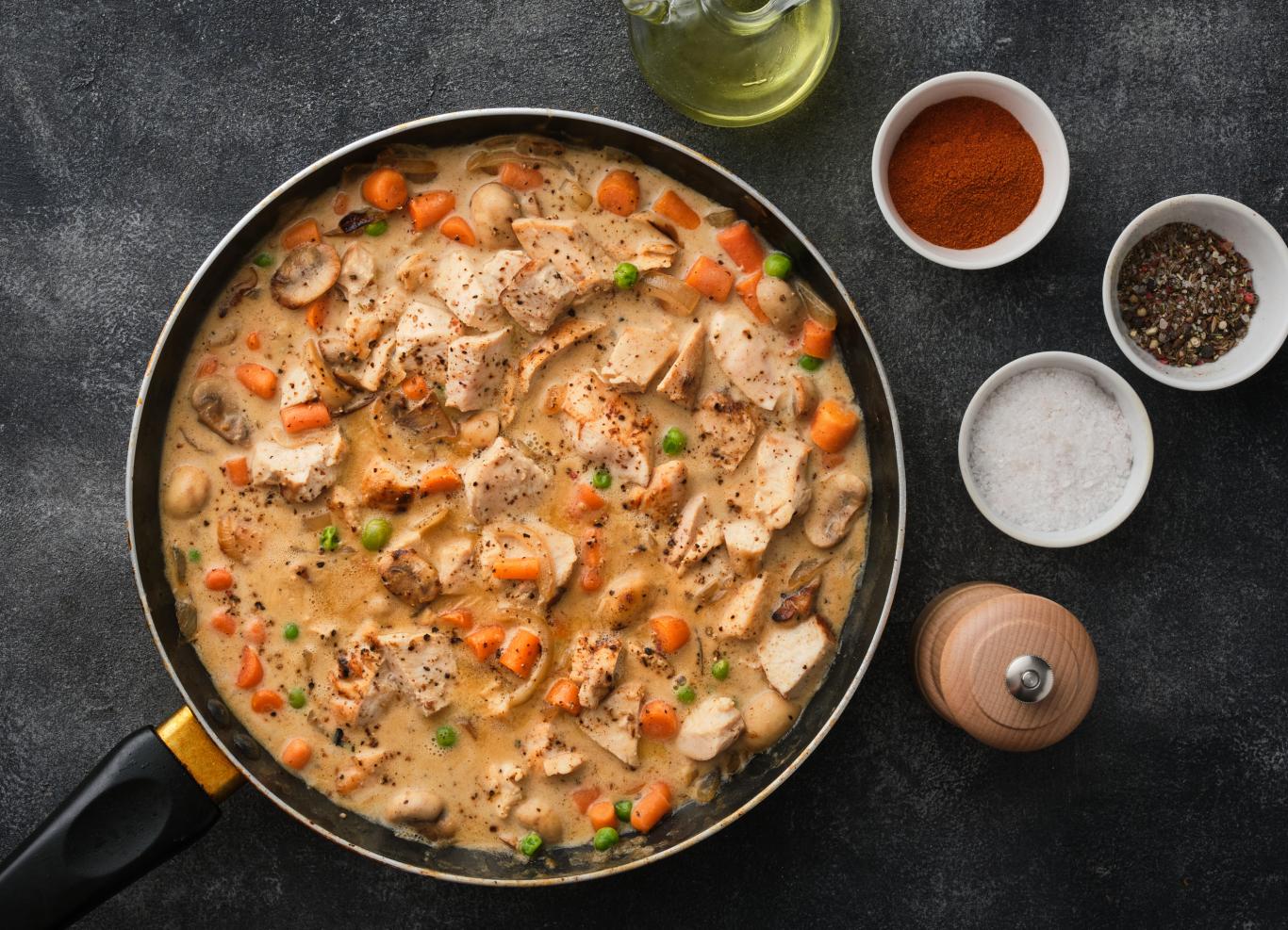 “c’est vraiment le plat de famille, tout le monde adore” : cyril lignac partage sa recette de sauté de volaille au paprika
