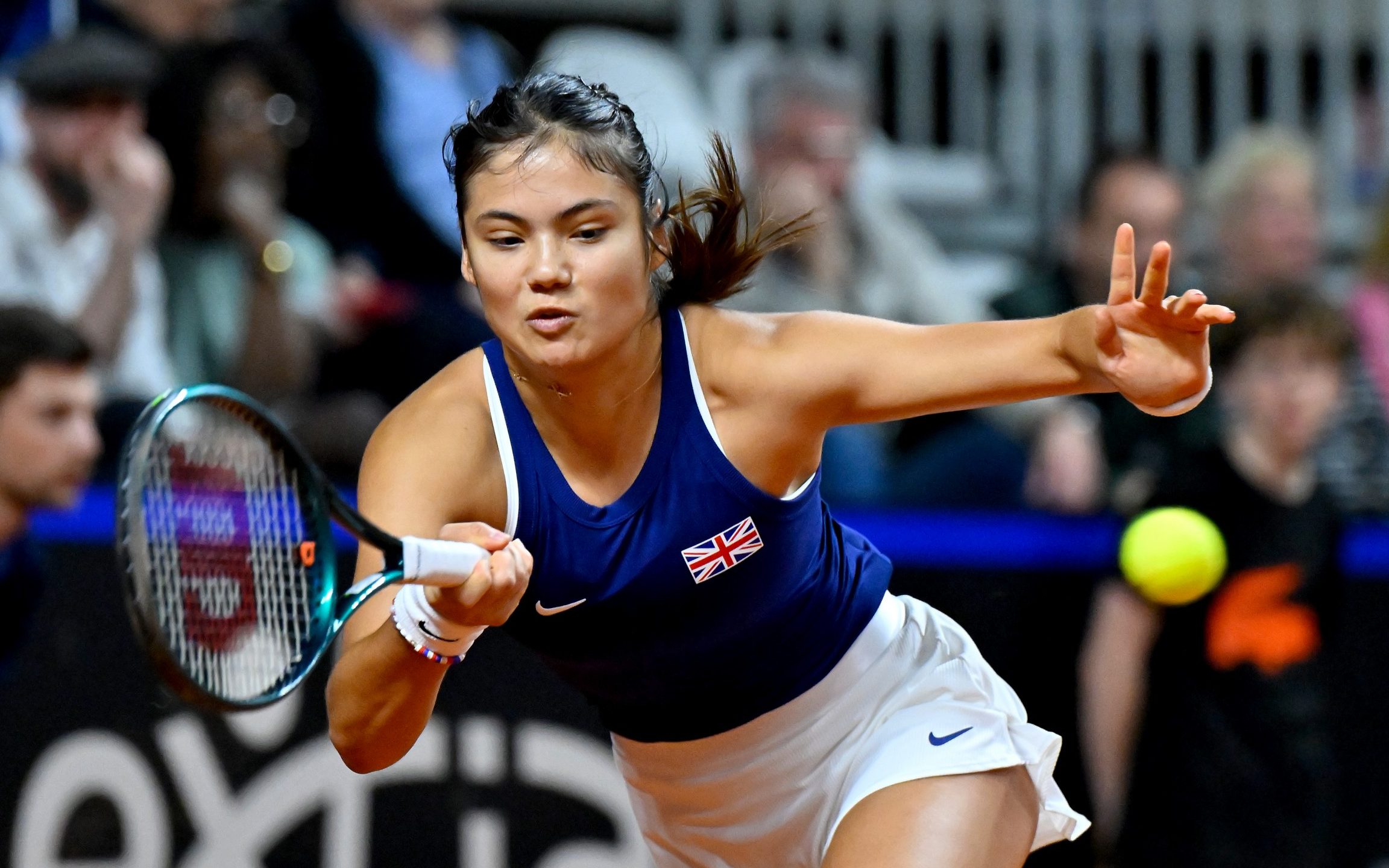 emma raducanu stages stunning fightback to keep gb alive in billie jean king cup