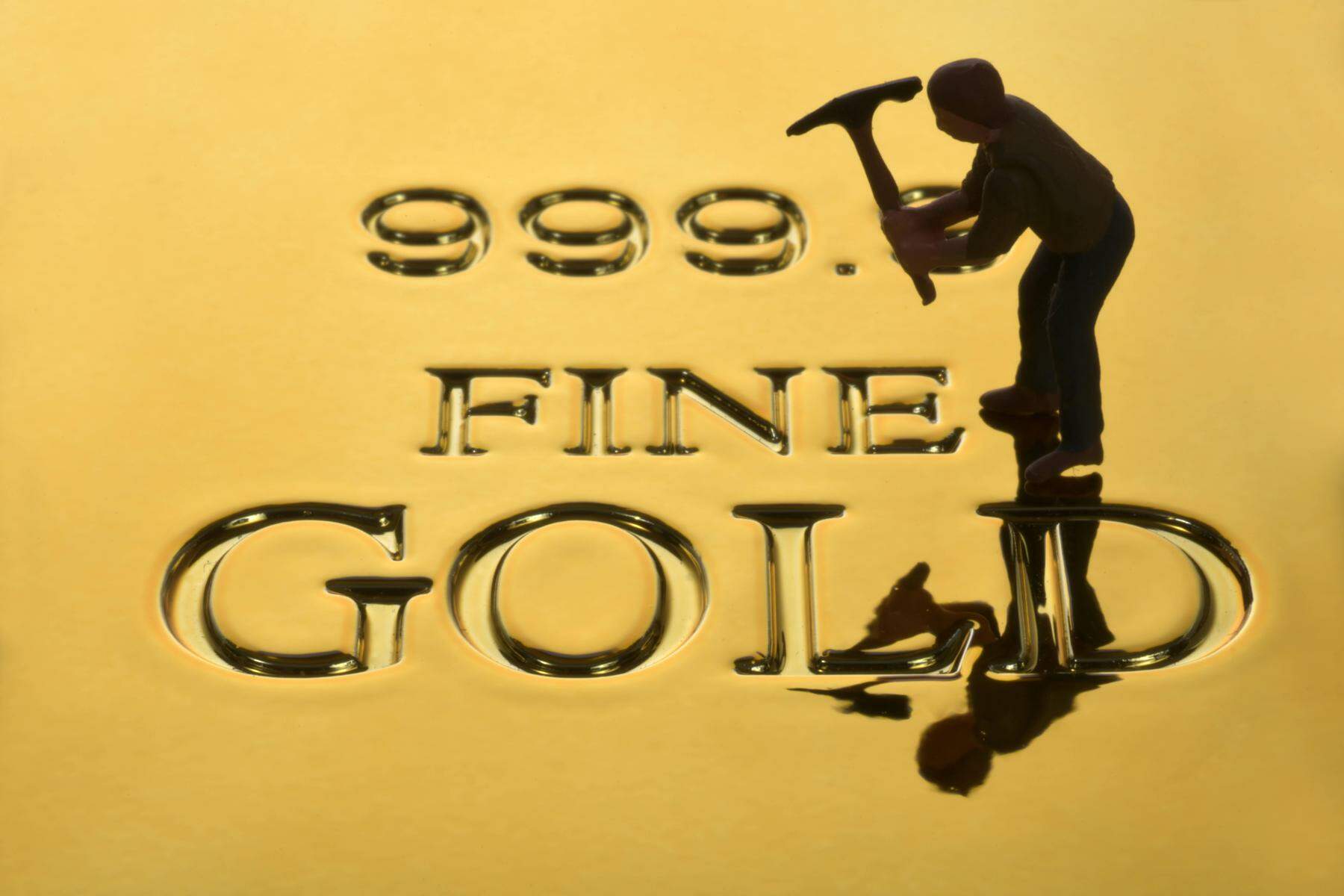 goldpreis-rekord, ölpreise steigen: sehr schlechte nachrichten für autofahrer, sehr gute für goldbesitzer