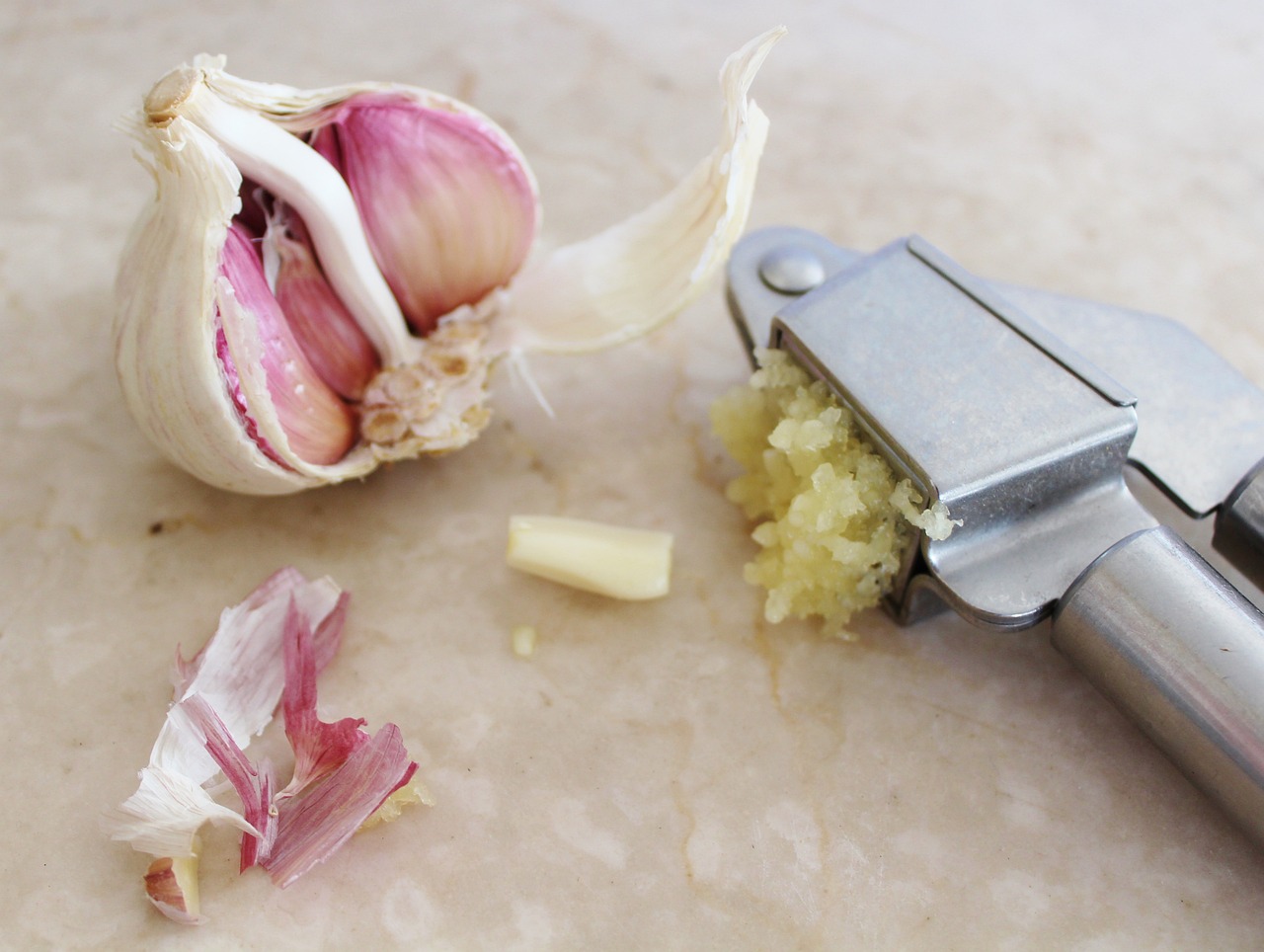 proč nevyhazovat slupky od česneku? zachrání mrkev, růže a vylepší domácí pečivo