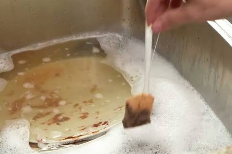 manfaat cuci piring pakai kantong teh bekas, spons bisa tergantikan saking bagusnya