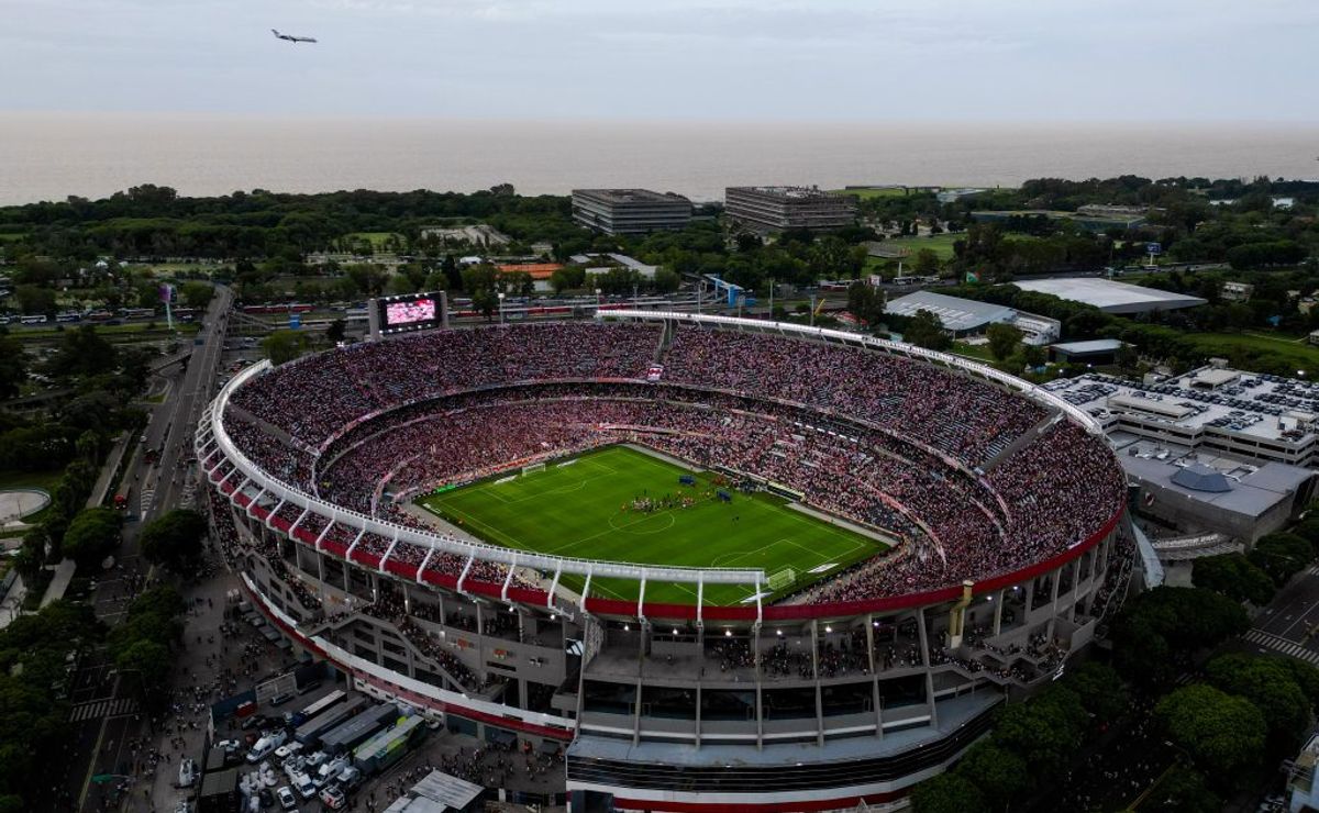 ojo river: buscando sede para la final de la libertadores, alejandro domínguez visitó el estadio monumental