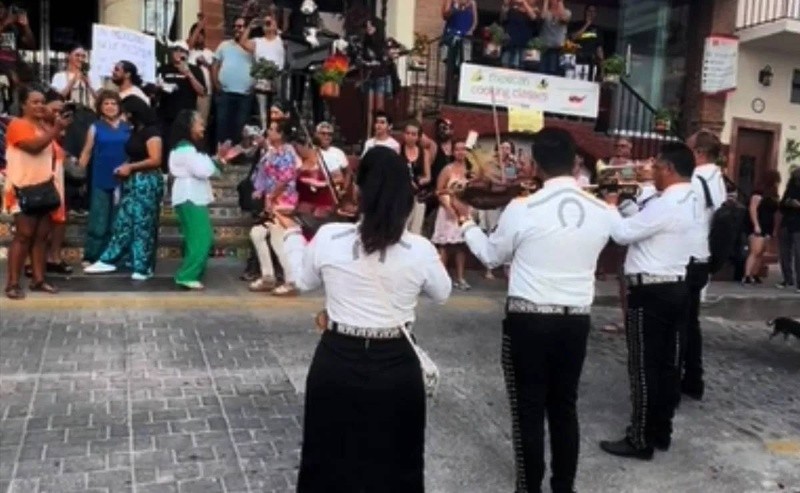 video: cantante de puerto vallarta pierde su trabajo por quejas de ruido de extranjeros