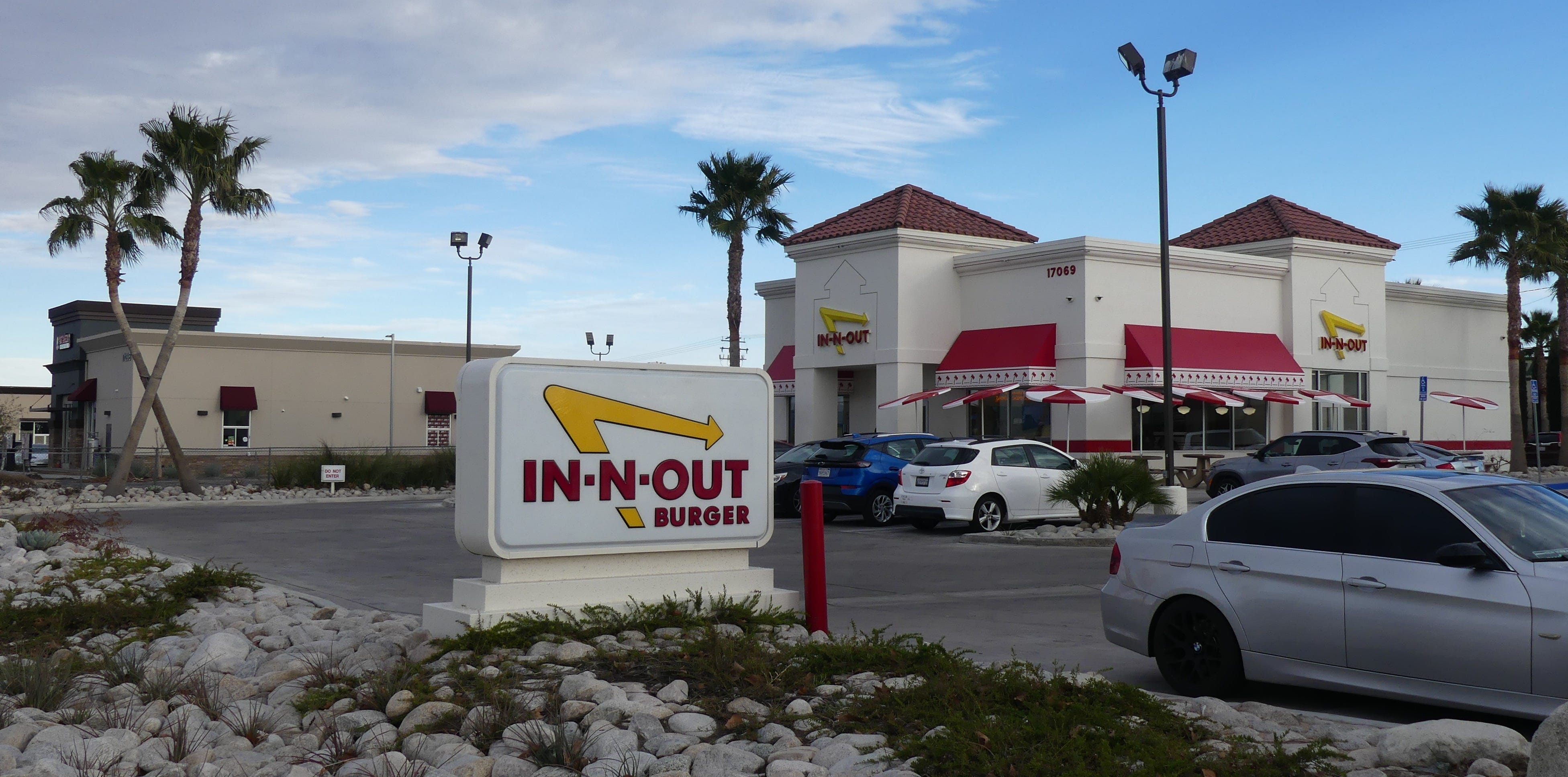 in-n-out makes price pledge with california minimum wage law, as others raise rates, slash staff