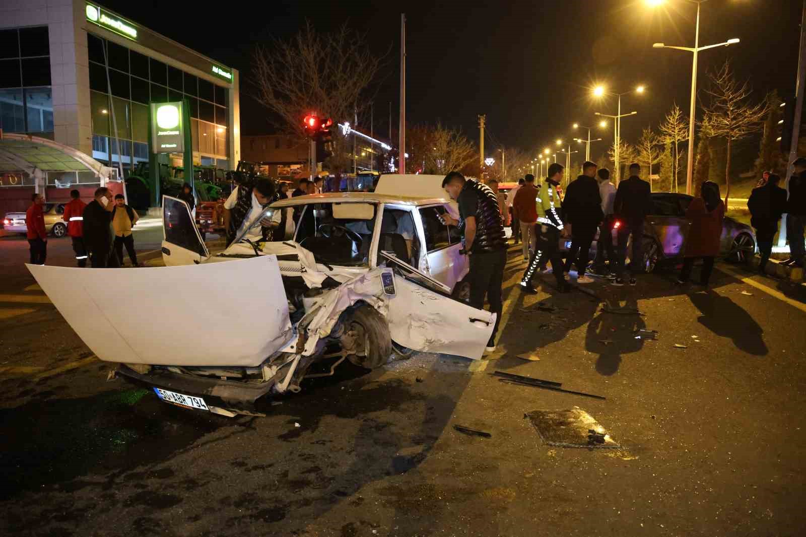 alkollü sürücü kırmızı ışıkta bekleyen araçlara çarptı: 2 yaralı