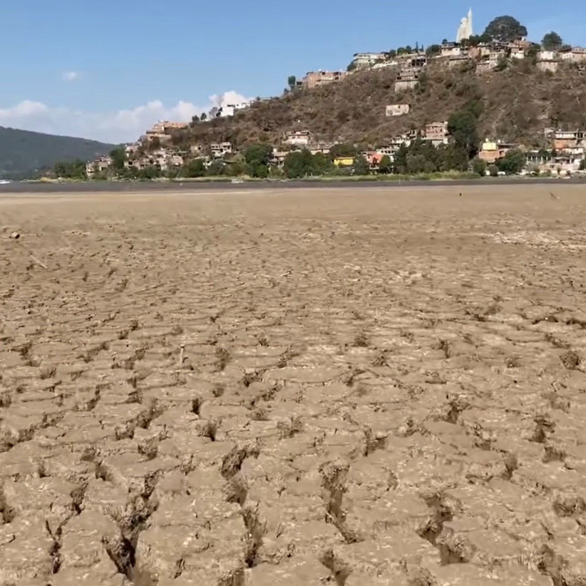 video: ya se puede llegar a la isla de janitzio caminando, el lago de pátzcuaro se seca