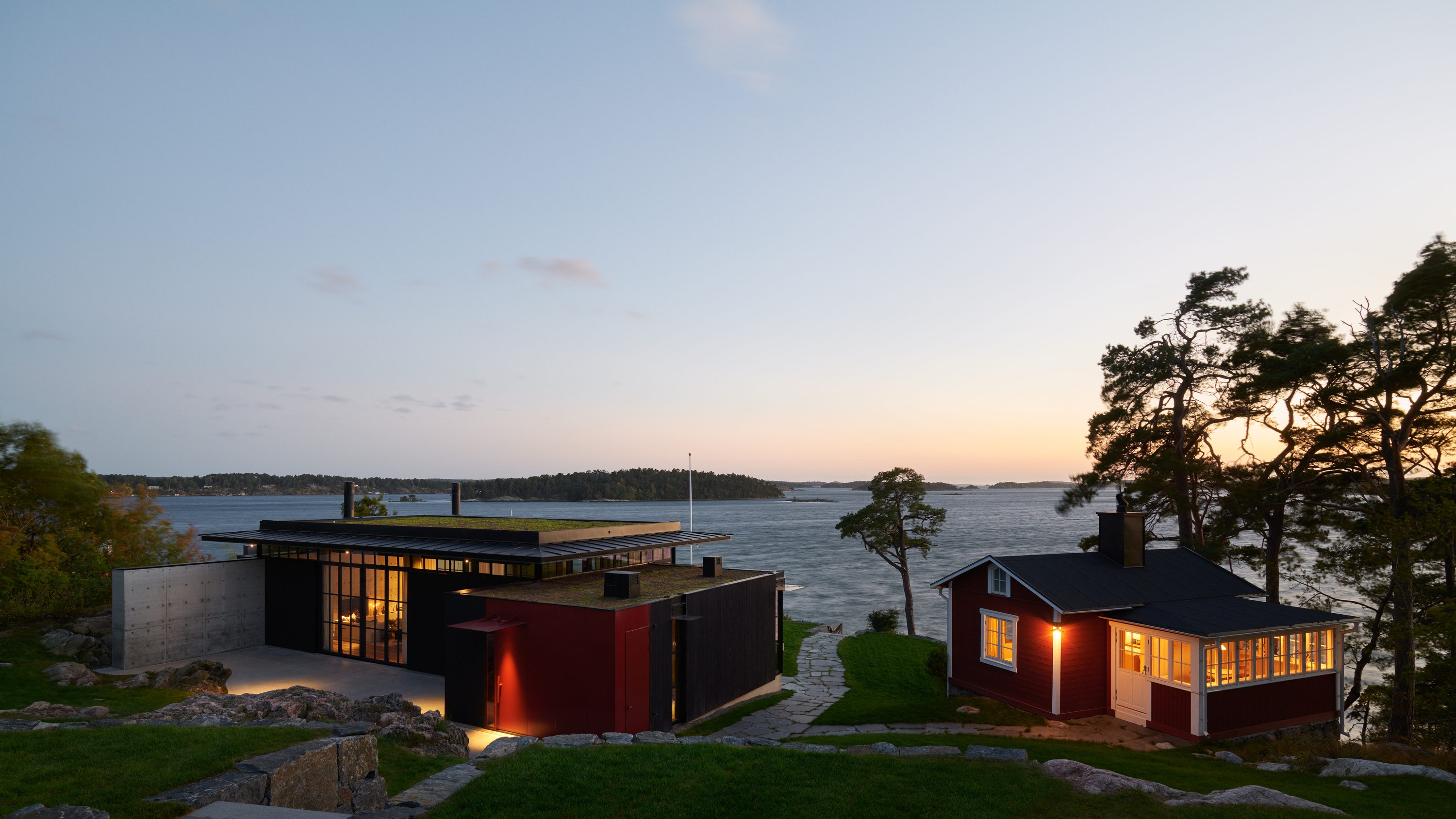 moderne idylle in schweden: dieses lichtdurchflutete haus am meer holt die natur ins haus