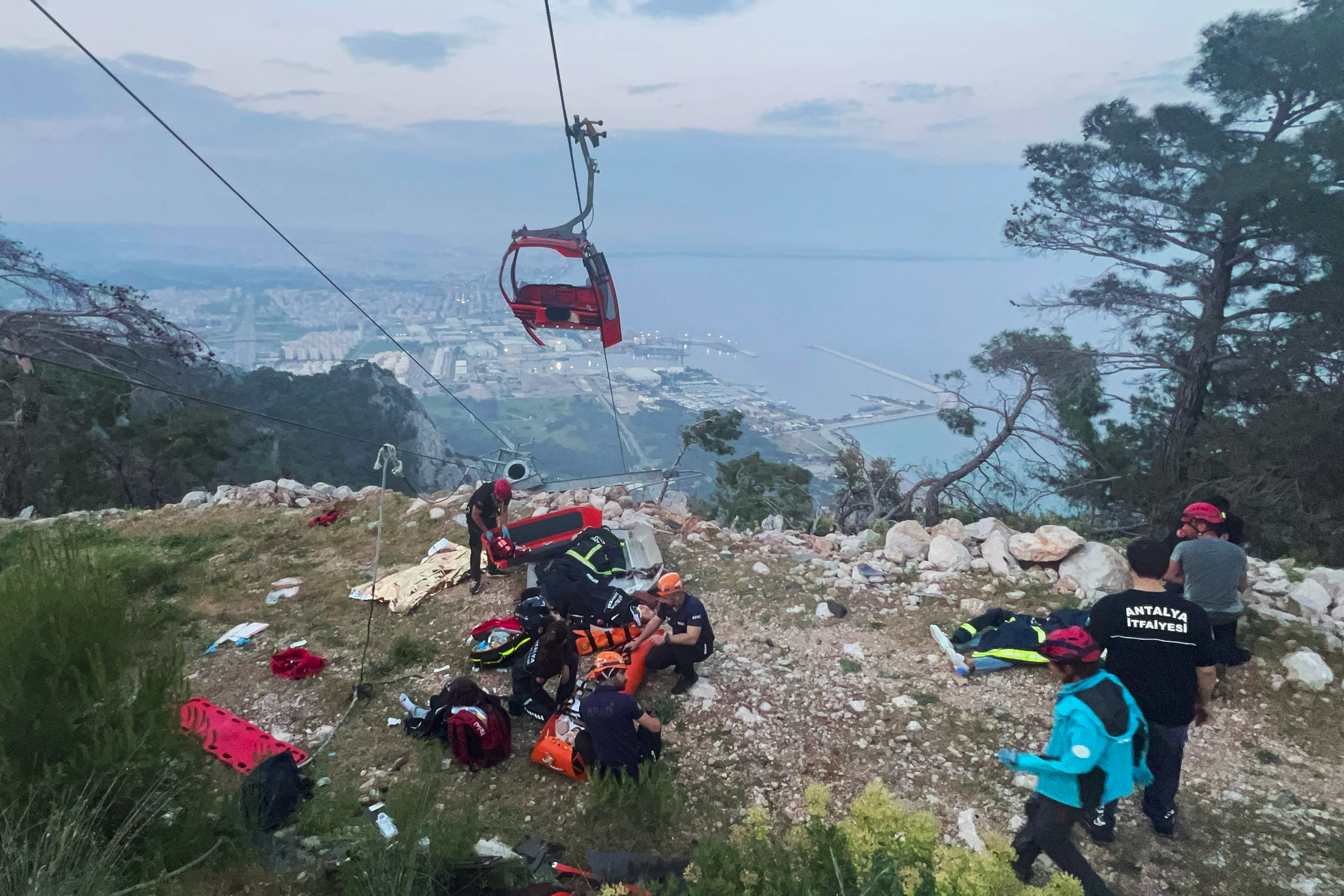 174 people stranded in the air are rescued, almost a day after a fatal cable car accident in turkey