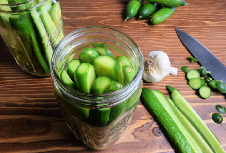 How to Make Easy Homemade Fermented Dill Pickles