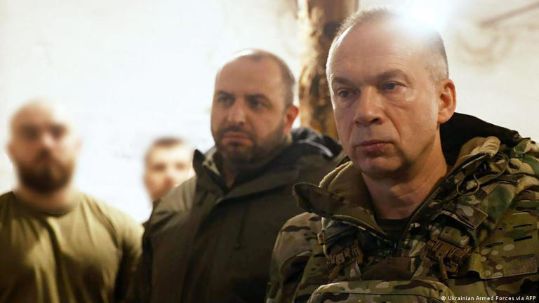 Comandante-chefe Oleksandr Syrsky (dir.) reconhece situação tensa para o exército ucraniano