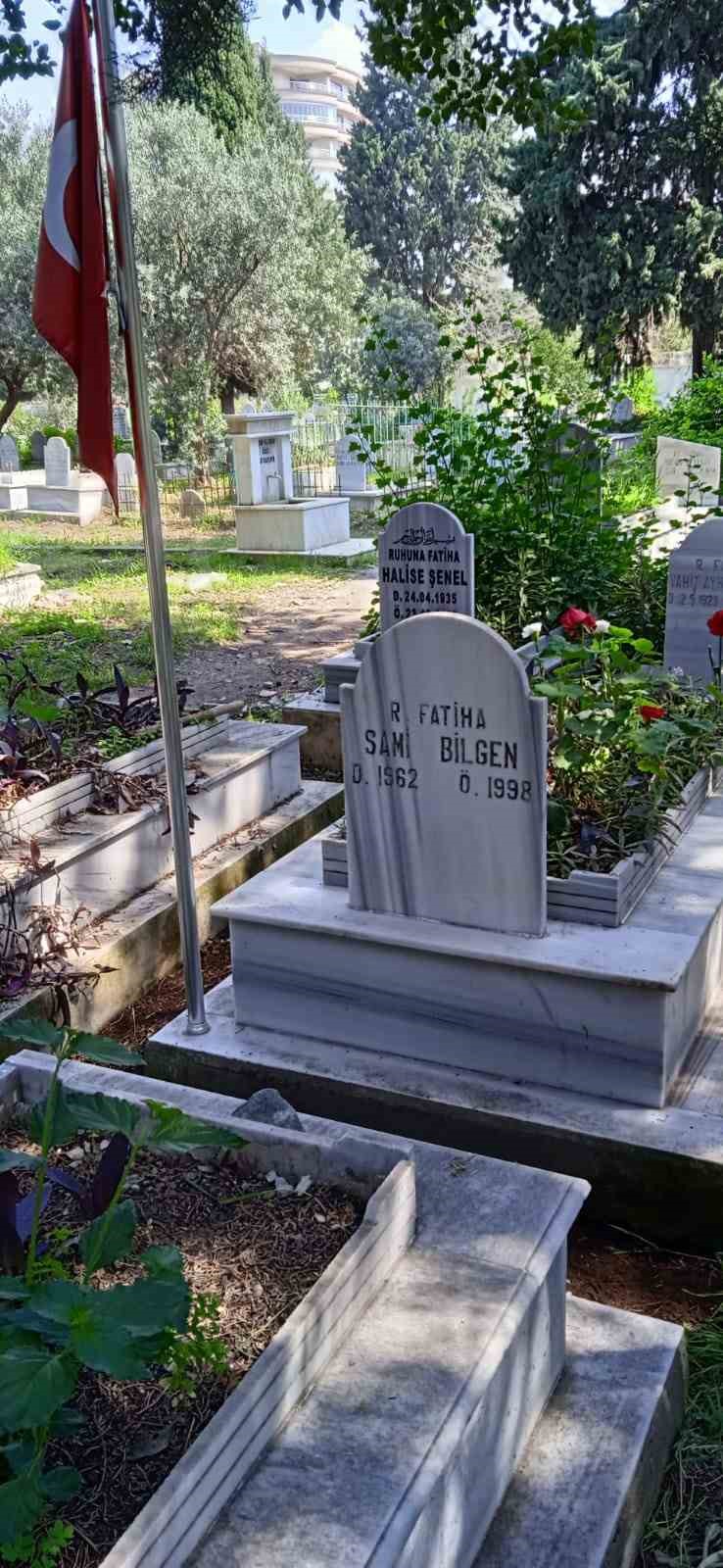 hatay büyükşehir belediyesi şehit mezarında bayrak değişimi gerçekleştirdi